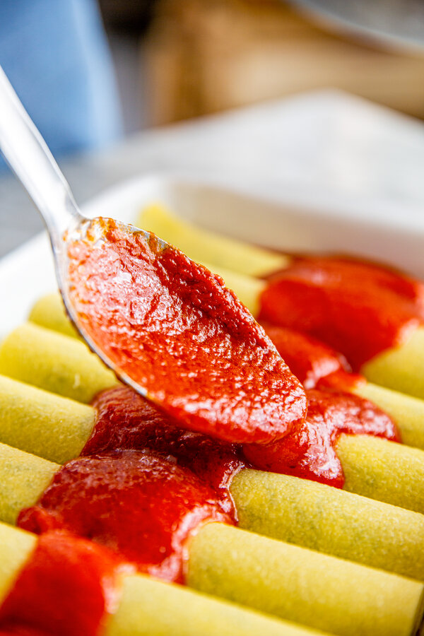 Pour the sauce over the cannelloni