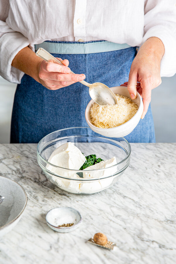 Mix spinach, ricotta and parmesan